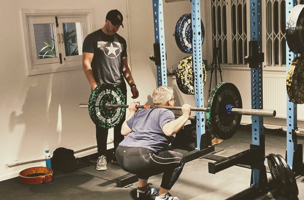 Personal trainer in nottingham help a client lose weight