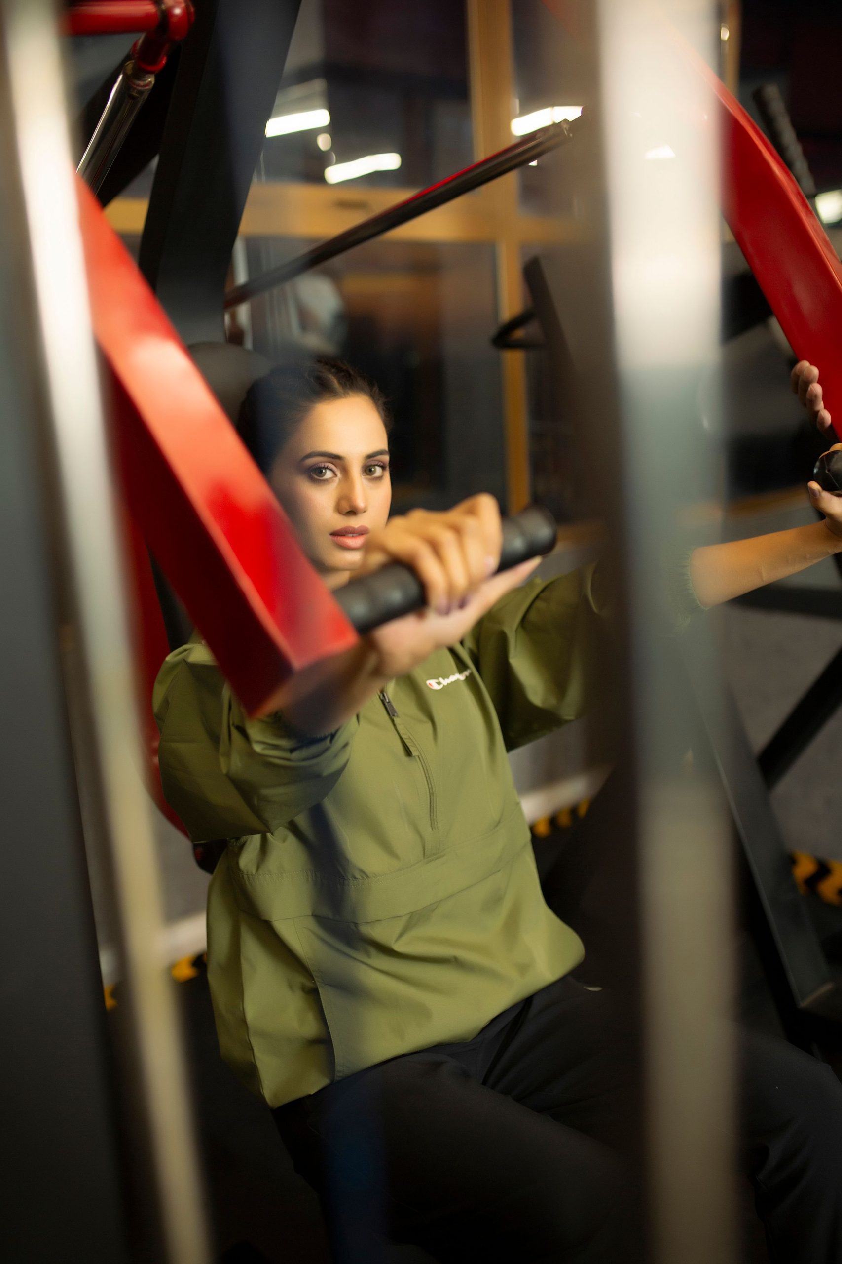 Gym Machines vs Free Weights: Which Is Better?